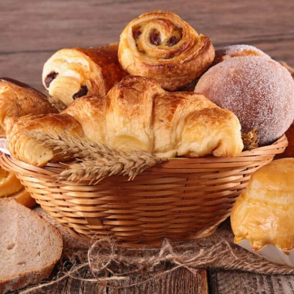 Basket with 25 mini pastries